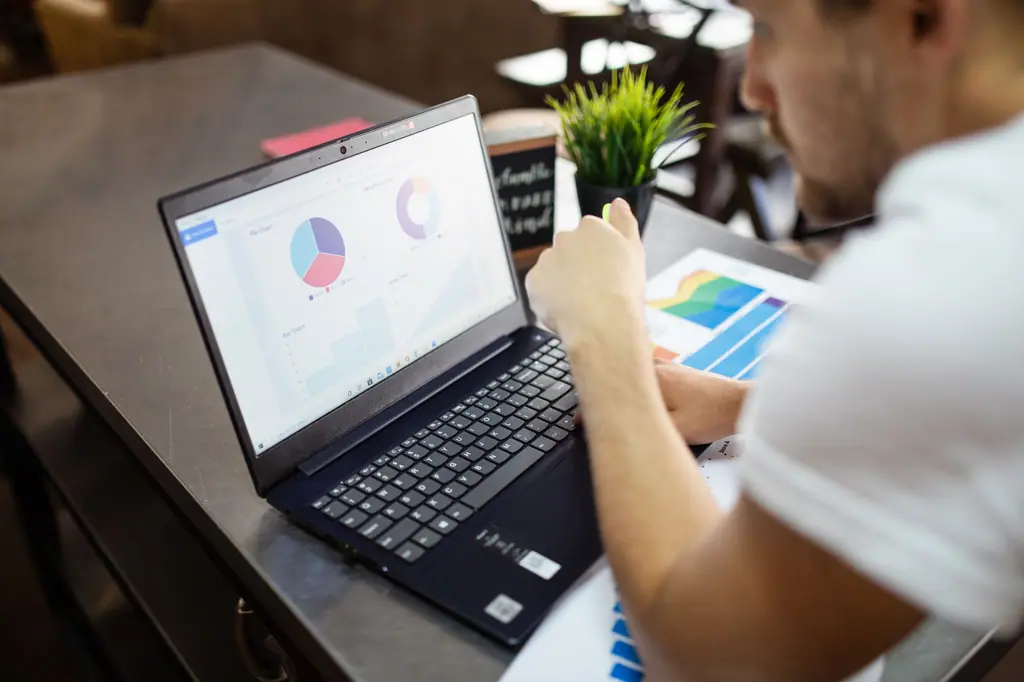 Auswertung von Marketing-Daten und Diagrammen am Laptop