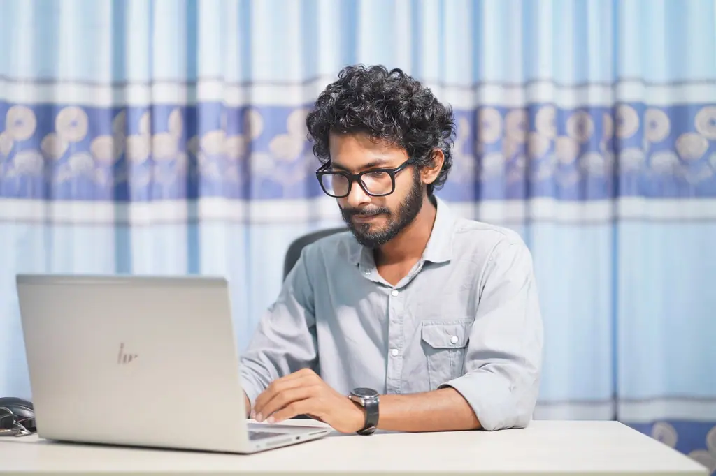 Webdesigner bei der Arbeit am Laptop in einem hellen, modernen Büro